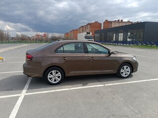 2022 Volkswagen Polo VI, коричневый, 1950000 рублей, вид 2