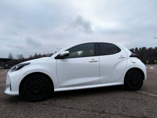 2021 Toyota Yaris IV, белый, 1699999 рублей, вид 3