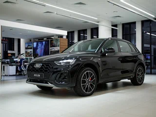 2025 Audi Q5 L 45 TFSI II (FY) Рестайлинг, чёрный, 6370700 рублей, вид 3