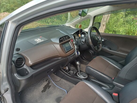 2013 Honda Fit Hybrid II, серый, 800000 рублей - вид 5
