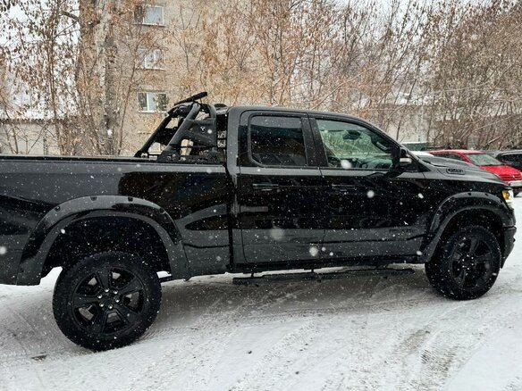 2021 Ram 1500 Quad Cab V, чёрный, 7000000 рублей - вид 4