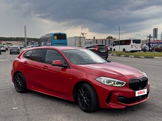 2021 BMW 1 серии 118i III (F40), красный, 3200000 рублей, вид 2