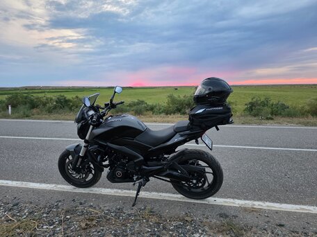 2025 Bajaj Dominar 400, чёрный, 389000 рублей, вид 2