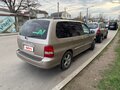 2004 Kia Carnival I Рестайлинг, бежевый, 490000 рублей - вид 1