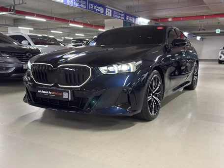 2026 BMW 5 серии 530i xDrive VIII (G60/G61/G68), синий, 7640000 рублей, вид 1