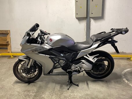 2017 Honda VFR 800, серебристый, 750000 рублей, вид 2