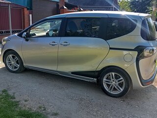2018 Toyota Sienta II, серебристый, 1390000 рублей, вид 2