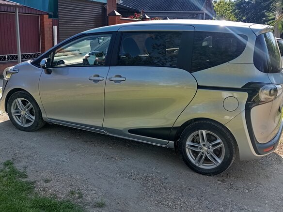 2018 Toyota Sienta II, серебристый, 1390000 рублей - вид 1
