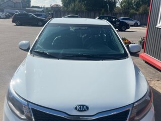2017 Kia Rio III Рестайлинг, белый, 600000 рублей, вид 1