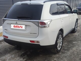 2013 Mitsubishi Outlander III, белый, 1300000 рублей, вид 3