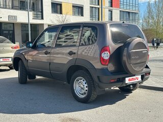 2013 Chevrolet Niva I Рестайлинг, коричневый, 650000 рублей, вид 3