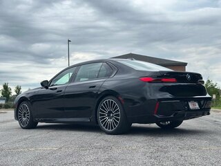 2026 BMW 7 серии 740 xDrive VII (G70) Рестайлинг, чёрный, 15458378 рублей, вид 4