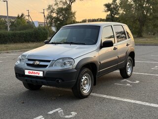 2013 Chevrolet Niva I Рестайлинг, серебристый, 580000 рублей, вид 1