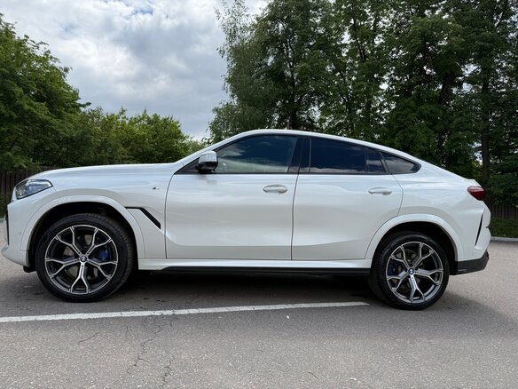 2021 BMW X6 40d III (G06), белый, 6200000 рублей - вид 9