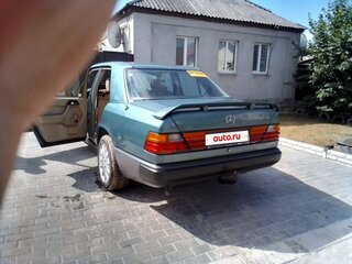 1988 Mercedes-Benz W124 230, зелёный, 850000 рублей, вид 2