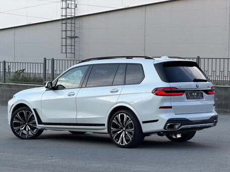 2023 BMW X7 40i I (G07) Рестайлинг, белый, 11800000 рублей, вид 3