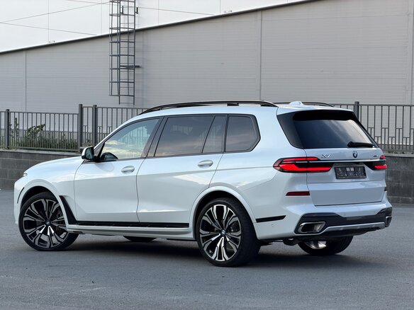 2023 BMW X7 40i I (G07) Рестайлинг, белый, 11200000 рублей - вид 2