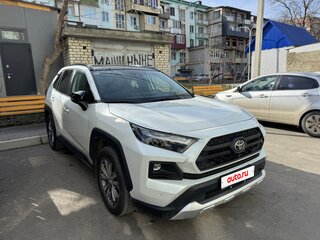 2023 Toyota RAV4 V (XA50), белый, 2900000 рублей, вид 3