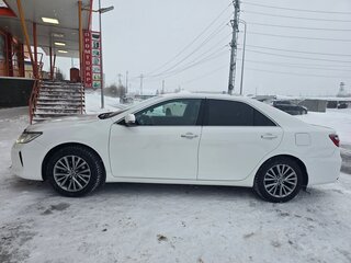 2017 Toyota Camry VII (XV50) Рестайлинг, белый, 2100000 рублей, вид 4