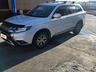 2020 Mitsubishi Outlander III Рестайлинг 3, белый, 2500000 рублей, вид 4