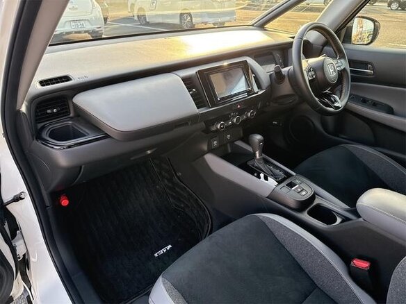 2023 Honda Fit RS IV Рестайлинг, белый, 970000 рублей - вид 19