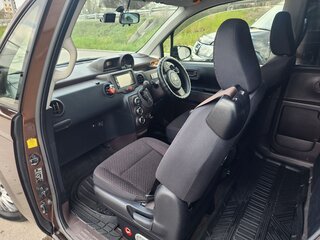 2013 Toyota Spade, коричневый, 1100000 рублей, вид 4