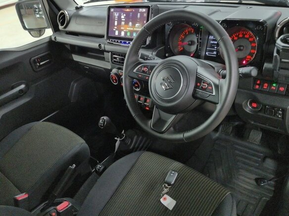 2025 Suzuki Jimny IV, чёрный - вид 3