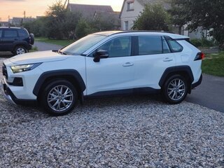 2024 Toyota RAV4 V (XA50), белый, 3850000 рублей, вид 4
