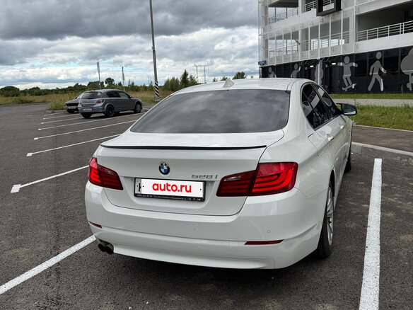 2010 BMW 5 серии 528i VI (F10/F11/F07), белый, 1450000 рублей - вид 2
