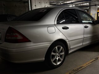 2004 Mercedes-Benz C-Класс 180 II (W203) Рестайлинг, серебристый, 520000 рублей, вид 3