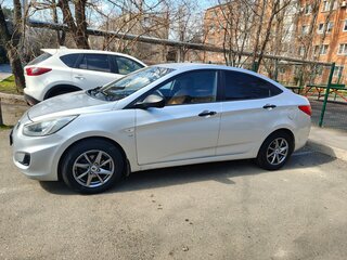 2013 Hyundai Solaris I, серебристый, 800000 рублей, вид 5