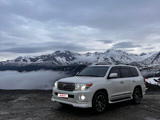 2015 Toyota Land Cruiser 200 Series Рестайлинг 1, белый, 4200000 рублей, вид 3