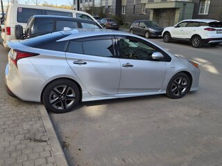 2019 Toyota Prius IV Рестайлинг (XW50), серебристый, 1785000 рублей, вид 2