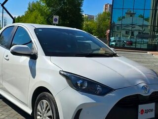 2020 Toyota Yaris IV, белый, 980000 рублей, вид 2