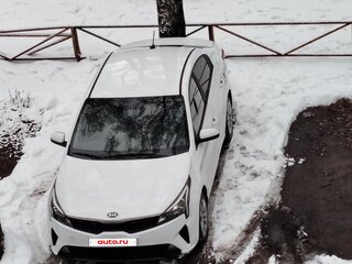 2021 Kia Rio IV Рестайлинг, белый, 1200000 рублей, вид 2