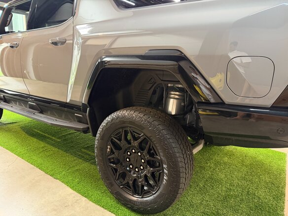 2026 GMC Hummer EV, серый - вид 4