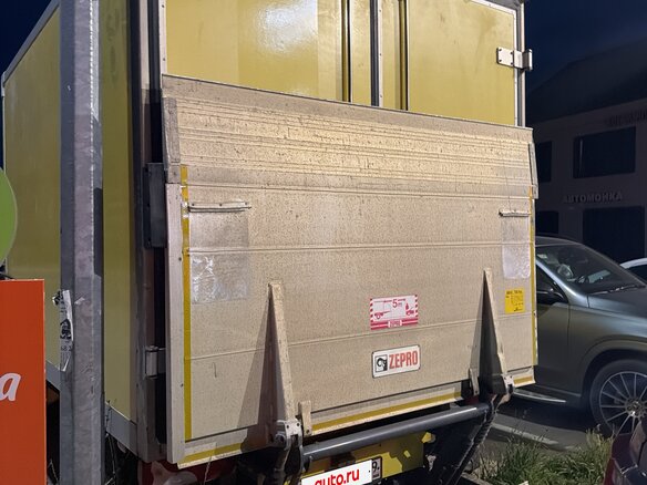 2018 Mercedes-Benz Sprinter, жёлтый, 1600000 рублей - вид 2