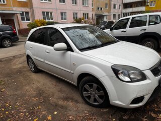 2011 Kia Rio II Рестайлинг, белый, 650000 рублей, вид 3