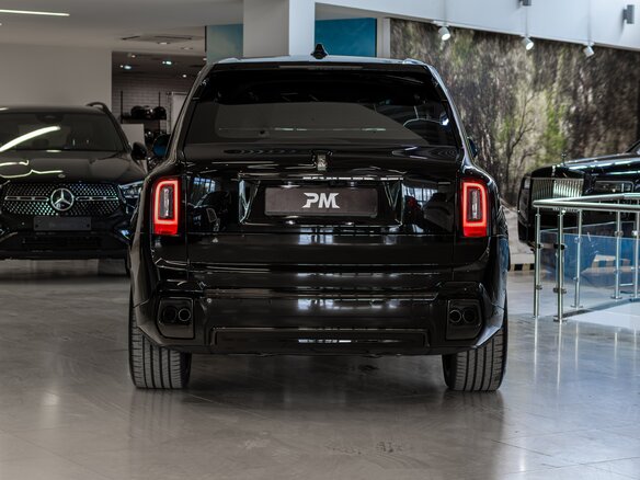 2025 Rolls-Royce Cullinan Black Badge I Рестайлинг (Series II), чёрный, 66500000 рублей - вид 6