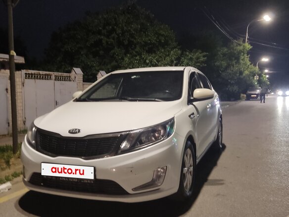 2014 Kia Rio 4-speed III, белый, 910000 рублей - вид 2