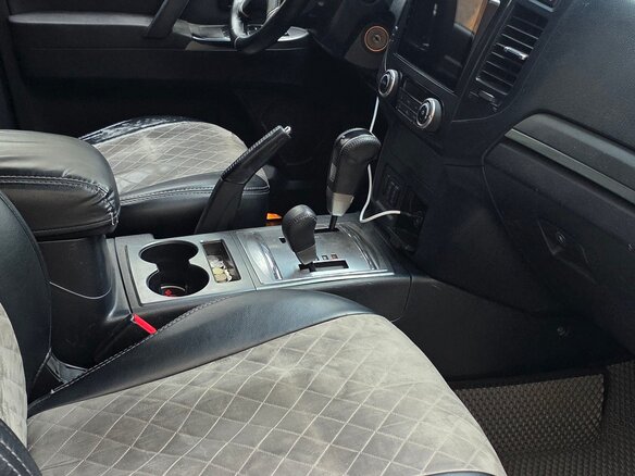 2012 Mitsubishi Pajero IV Рестайлинг 1, чёрный, 1600000 рублей - вид 8