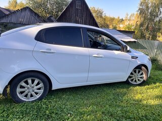 2013 Kia Rio 4-speed III, белый, 950000 рублей, вид 4