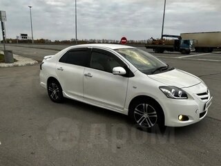 2005 Toyota Belta I, белый, 580000 рублей, вид 1