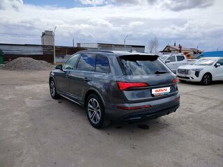 2024 Audi Q7 45 TFSI II (4M) Рестайлинг 2, серый, 9150000 рублей, вид 4