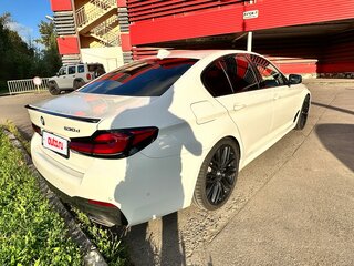 2021 BMW 5 серии 530d xDrive VII (G30/G31/G38) Рестайлинг, белый, 4350000 рублей, вид 4