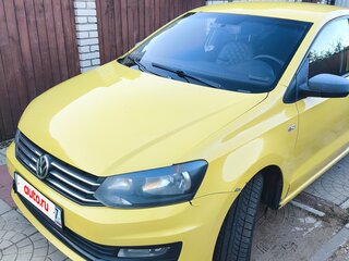 2017 Volkswagen Polo V Рестайлинг, жёлтый, 485000 рублей, вид 1