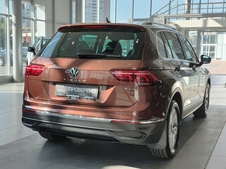 2021 Volkswagen Tiguan II Рестайлинг, коричневый, 3118000 рублей, вид 5