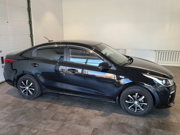 2017 Kia Rio IV, чёрный - вид 3