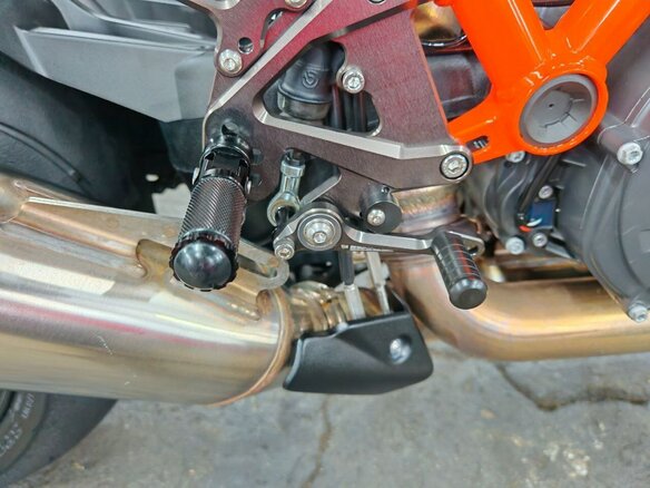 2021 KTM 1290 Super Duke R, серебристый, 1490000 рублей - вид 15