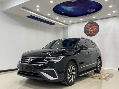 2023 Volkswagen Tiguan II Рестайлинг, чёрный, 2750000 рублей, вид 2